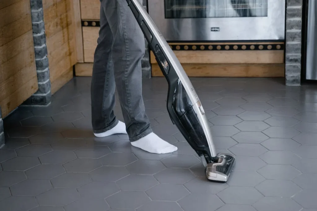 Cleaning service profesional membersihkan debu