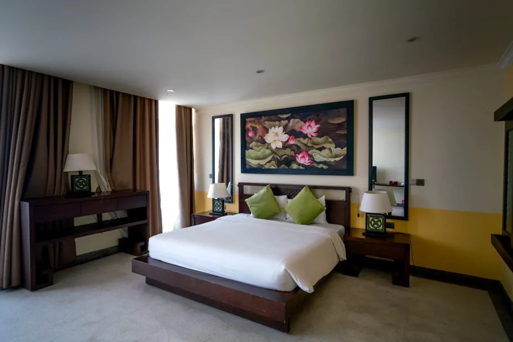 Membuat Tempat Tidur Senyaman Kamar Hotel